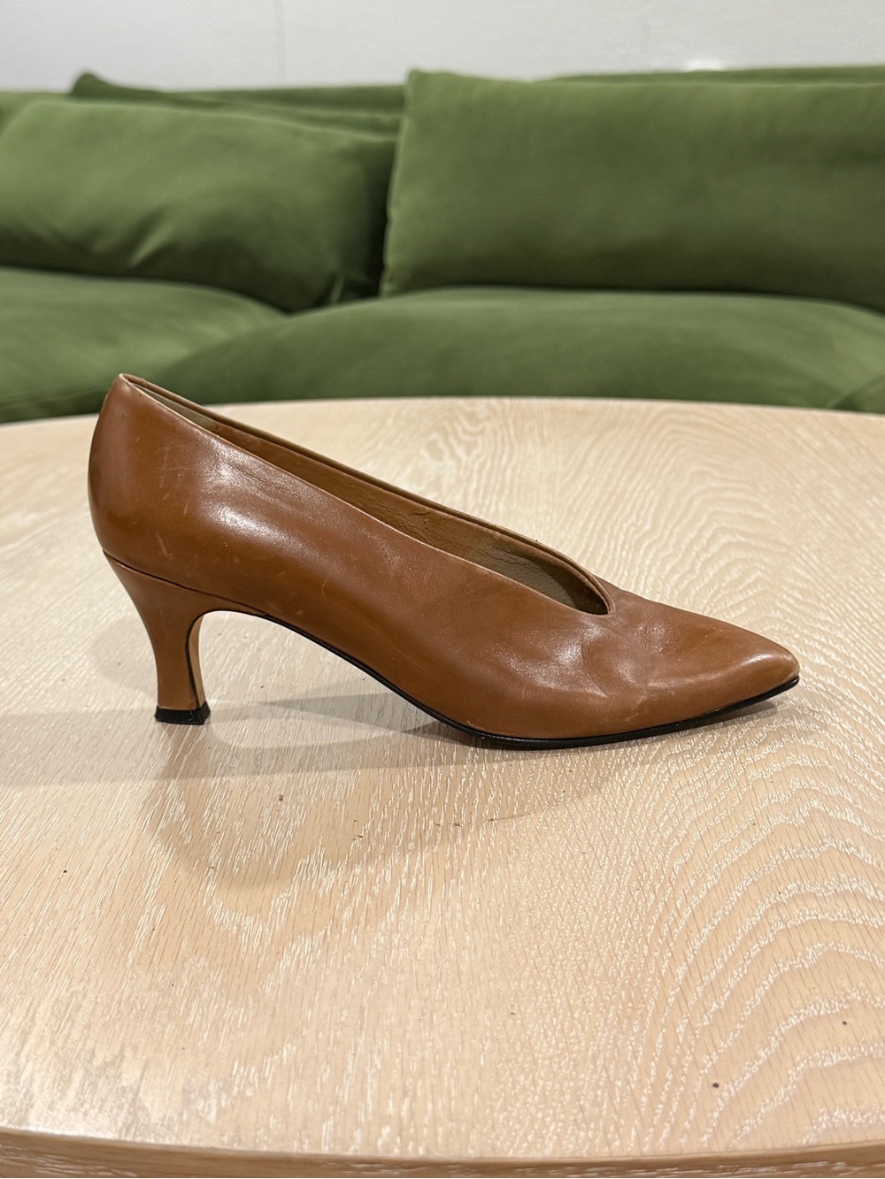 Vintage Classic Pointed-Toe Mid Heel Pump in Brown